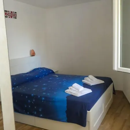 Corso Roosvelt House, 12 *